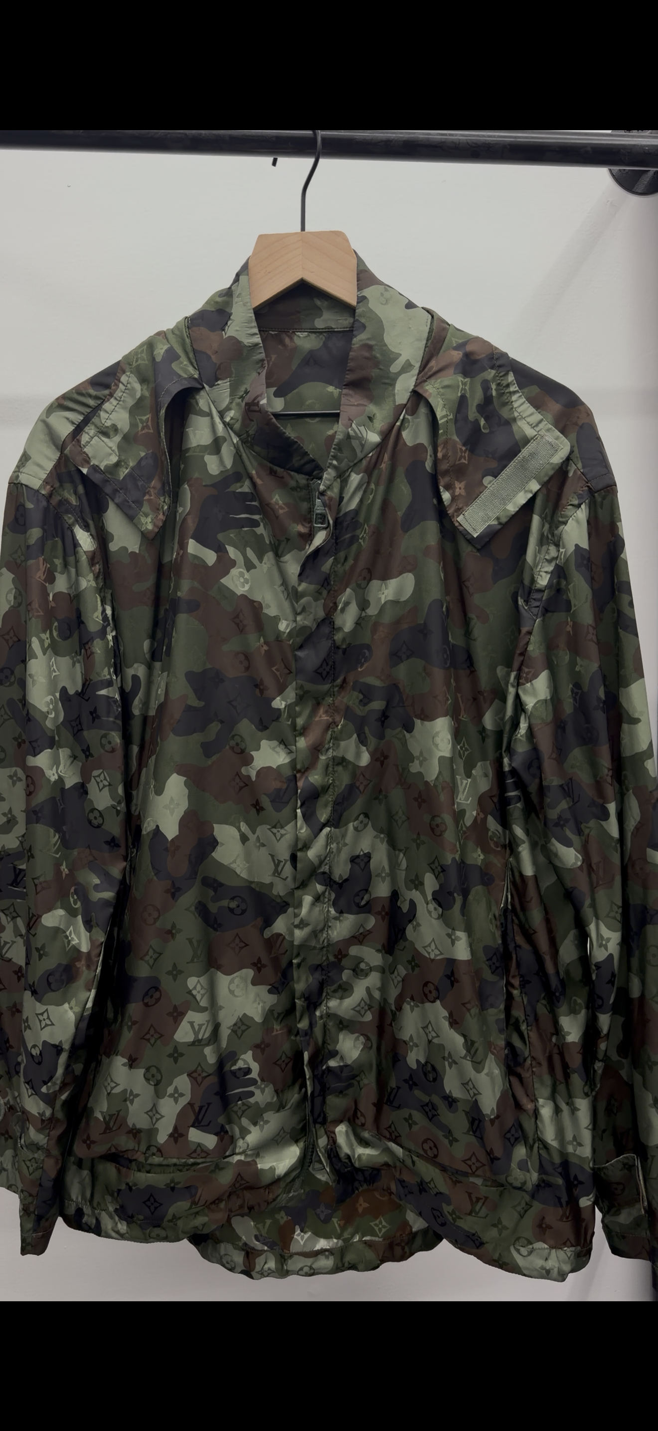 LV monogram camo windbreaker 50 (L) U